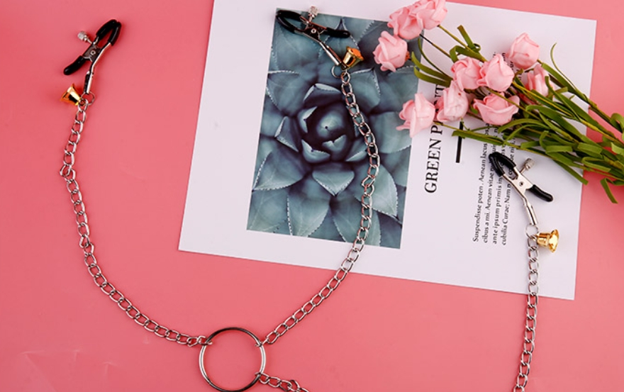 “Dirty Talk”到底是什么?如何在亲密关系中运用这种技巧? 一