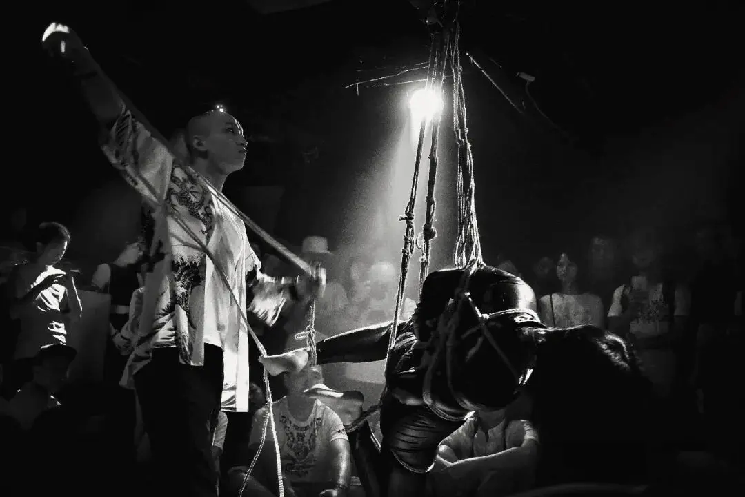 “ddlg是什么？”探秘字母圈中的甜蜜与调教！ 一